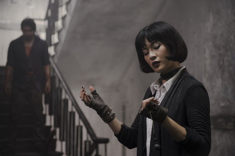 Artis peran Dian Sastrowardoyo berperan sebagai Alma, seorang tokoh antagonis dalam film The Night Comes for Us.