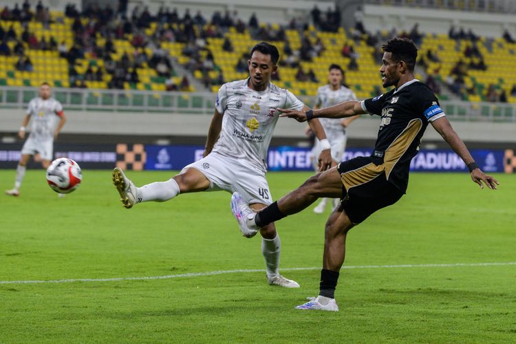 Pemain Dewa United Ricki Kambuaya (kanan) beraksi pada laga Super League di Banten International Stadium (BIS), Kabupaten Serang, Banten, Kamis (16/10/2025). Madura United berhasil mengalahkan Dewa United dengan skor akhir 2-0.