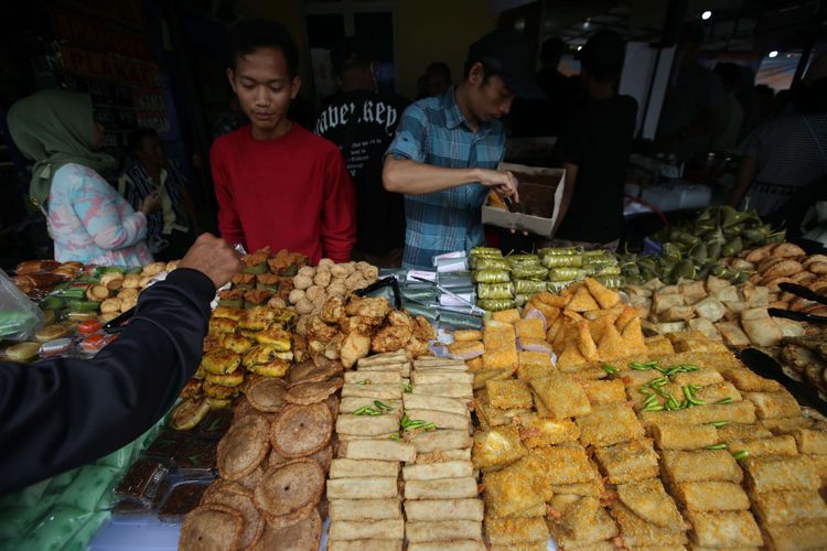 Pedagang melayani pembeli menu untuk berbuka puasa (takjil) di Pasar Bendungan Hilir, Jakarta, Rabu (13/3/2024). Pasar yang ada pada bulan suci Ramadhan ini menjadi pusat berburu beraneka ragam jajanan dan masakan untuk menu berbuka puasa.