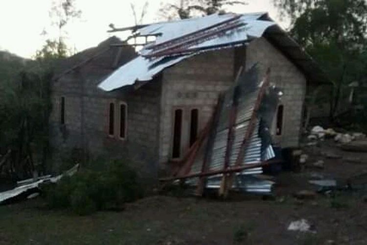 Rumah warga Desa Batnes, Kecamatan Musi, Kabupaten Timor Tengah Utara, NTT yang rusak diterjang puting beliung