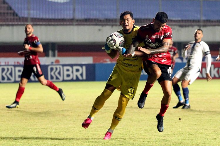 Penjaga gawang PSIS Semarang Joko Ribowo menghalau serangan pemain Bali United Stefano Lillupaly pada pekan 10 Liga 1 2021-2022 yang berakhir dengan skor 0-0 di Stadion Maguwoharjo Sleman, Minggu (31/10/2021) malam.