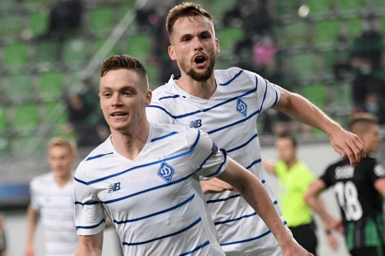 Penyerang Ukraina Dynamo Kiev Viktor Tsygankov (depan) melakukan selebrasi setelah mencetak gol penalti dengan bek Polandia Dynamo Kiev Tomasz Kedziora selama pertandingan sepak bola Grup G Liga Champions UEFA antara Ferencvarosi TC dan FC Dynamo Kyiv di Stadion Ferencvaros di Budapest pada 28 Oktober 2020.