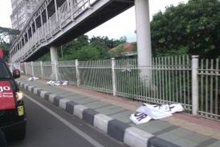 Tiga buah spanduk yang dicopot oleh salah seorang relawan Jokowi di Jalan MT Haryono, Jakarta Timur, Rabu (18/6/2014). Spanduk yang dicopot bertuliskan 