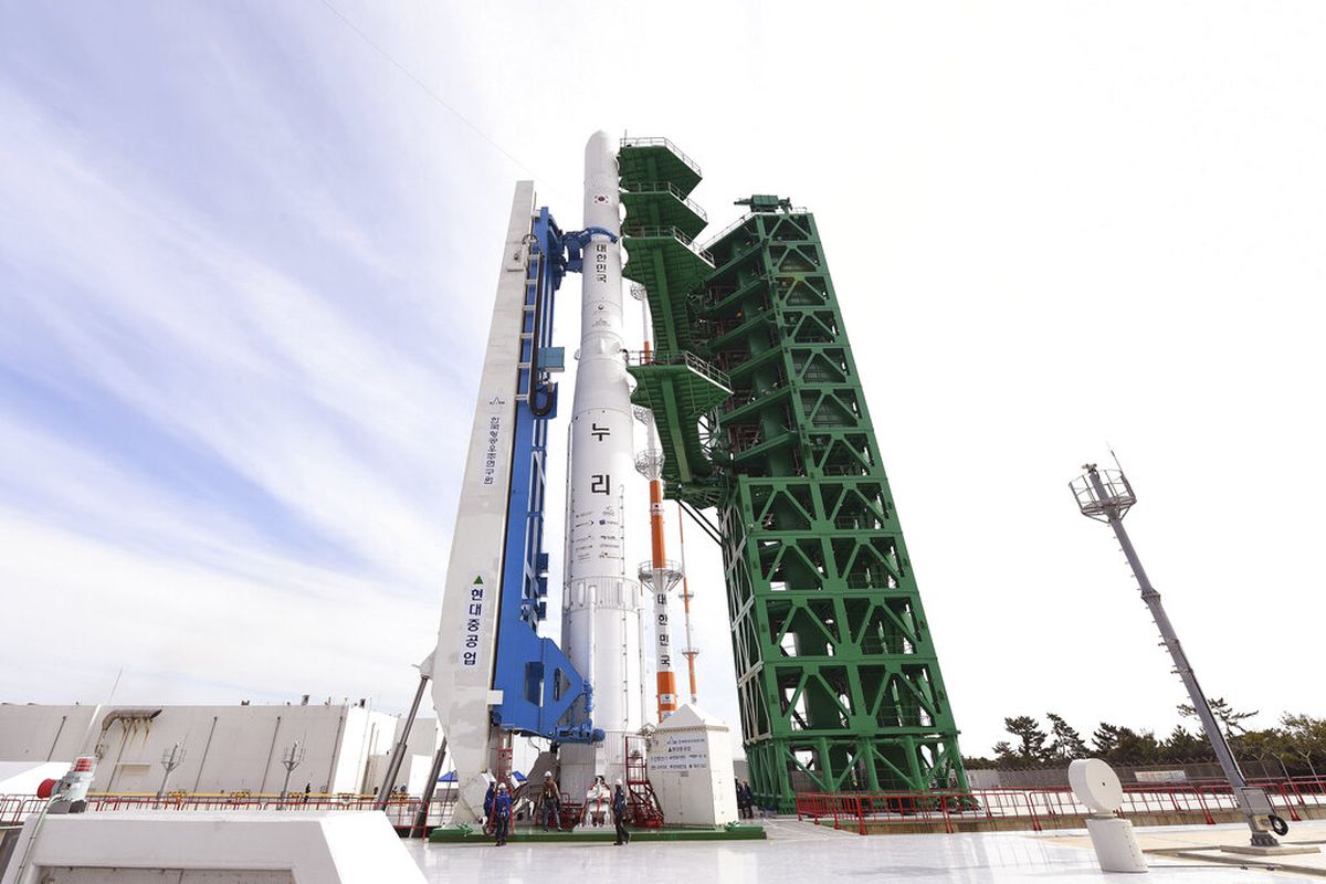 Dalam foto yang disediakan oleh Korea Aerospace Research Institute via Yonhap ini, roket KSLV-II NURI, roket luar angkasa pertama yang diproduksi di dalam negeri, berada di landasan peluncurannya di Naro Space Center di Goheung, Korea Selatan, Rabu (20/10/2021). Korea Selatan bersiap untuk melakukan uji peluncuran roket luar angkasa pertama yang diproduksi di dalam negeri pada Kamis (21/10/2021).