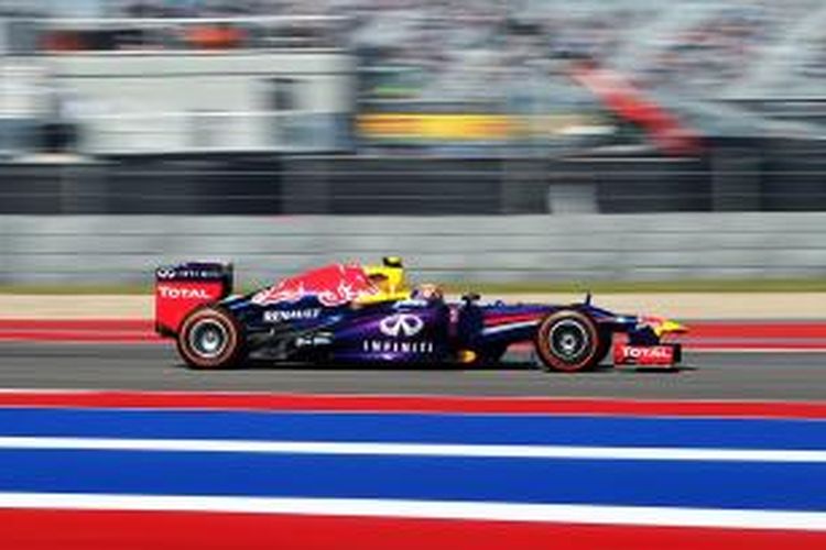 Pebalap Red Bull Racing asal Jerman, Sebastian Vettel membalap di Sirkuit The Americas pada sesi latihan bebas dua GP Amerika Serikat, Jumat (15/11/2013).