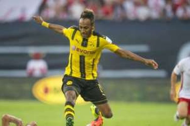 Penyerang Borussia Dortmund, Pierre-Emerick Aubameyang, gagal menaklukkan barisan pertahanan Red Bull Leipzig pada pertandingan Bundesliga di Red Bull Arena, Leipzig, Sabtu (10/9/2016)