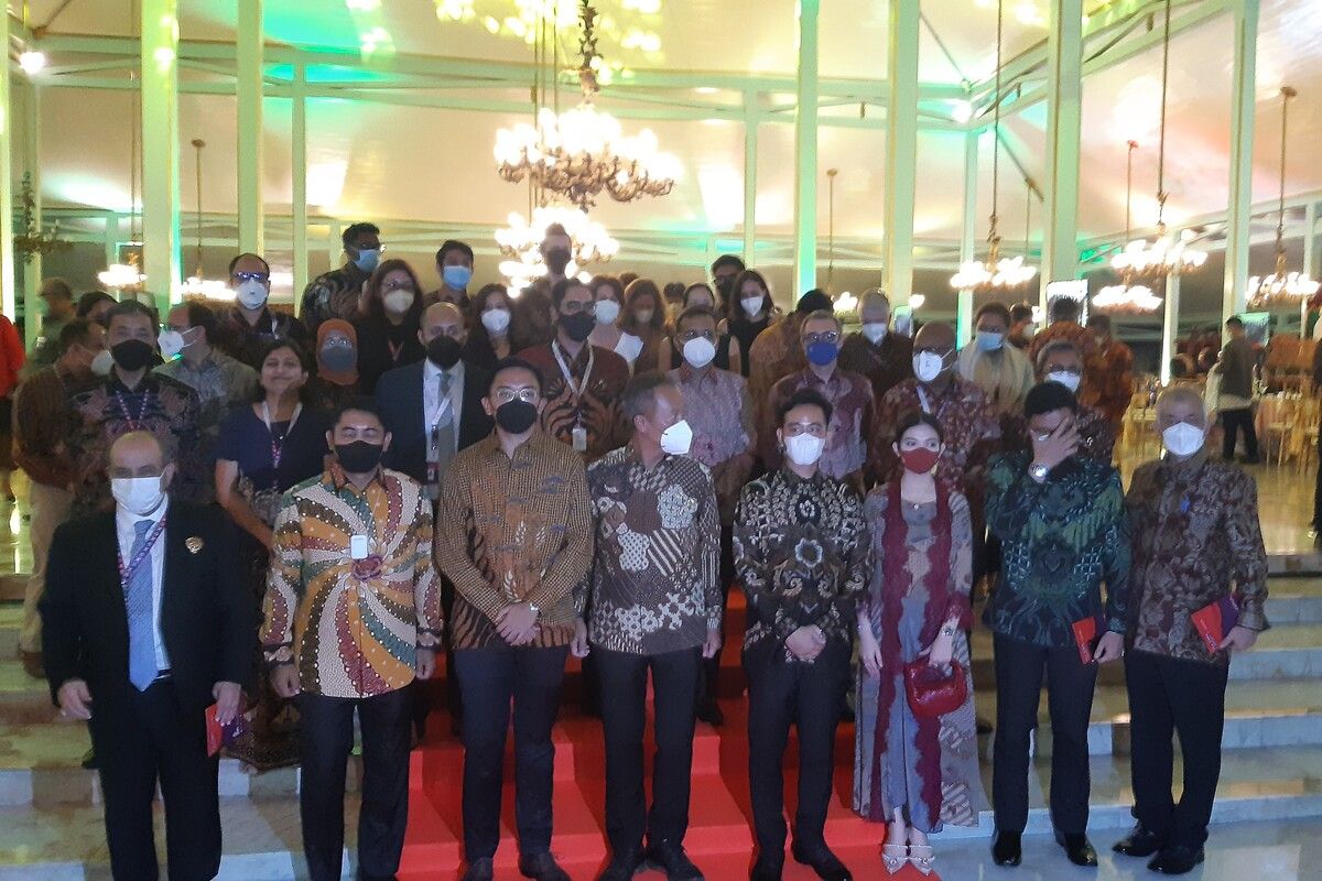 Para delegasi G20 foto bersama dengan Penguasa Pura Mangkunegaran Kanjeng Gusti Pangeran Adipati Arya (KGPAA) Mangkunegara X Bhre Cakrahutomo Wirasudjiwo, Menteri Perindustrian Agus Gumiwang Kartasasmita, Wali Kota Solo Gibran Rakabuming Raka usai jamuan makan malam di Istana Pura Mangkunegaran Solo, Jawa Tengah, Kamis (31/3/2022).