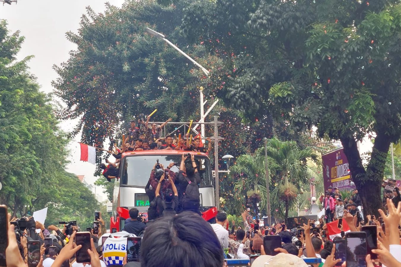 Arak-arakan Timnas, Skuad Garuda Disambut Meriah di Depan Kemenpora