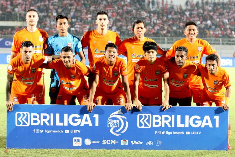 Pemain inti Borneo FC foto bersama sebelum kick off laga leg pertama babak Championship Series Liga 1 2023-2024 melawan Madura United yang berakhir dengan skor 1-0 di Stadion Gelora Bangkalan, Rabu (15/5/2024) malam.