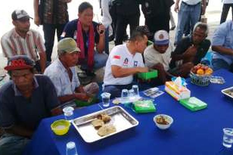 Ketua MPR RI yang juga Ketua Umum PAN berbincang dengan para penarik becak di lapangan Sorogenen, Kota Pekalongan, Jawa Tengah. 