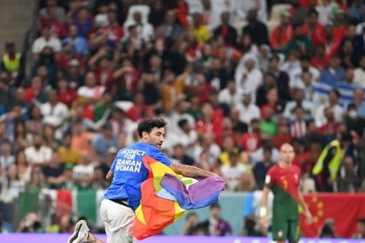 Pemrotes masuk ke dalam lapangan saat laga Portugal vs Uruguay yang termasuk dalam matchday kedua fase grup Piala Dunia 2022 di Stadion Lusail, Qatar, pada Selasa (29/11/2022) dini hari WIB.