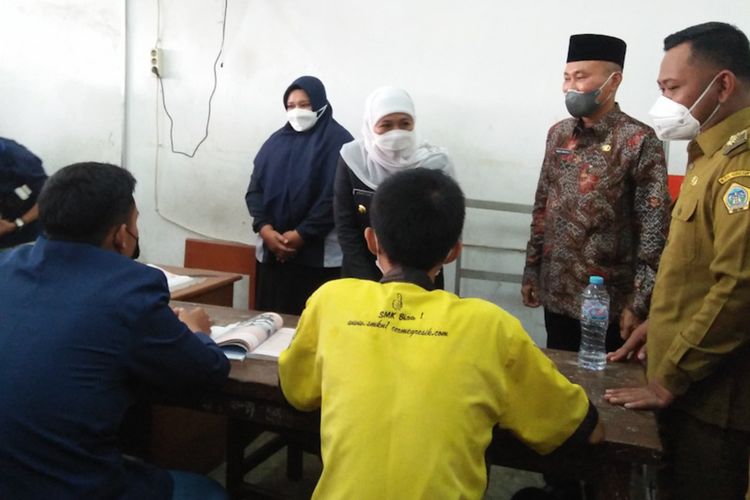 Gubernur Jawa Timur Khofifah Indar Parawansa (tengah) di dampingi Bupati Gresik Fandi Akhmad Yani (kanan), saat melakukan sidak PTM di SMK Negeri 1 Cerme, Selasa (4/1/2022).