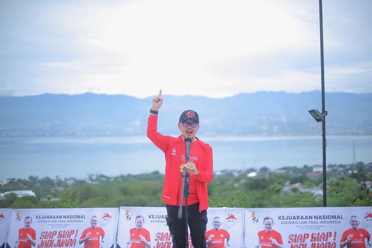 Ketua Umum Asosiasi Lari Trail Indonesia (ALTI) yang juga Wali Kota Bogor Bima Arya Sugiarto saat membuka event Kejuaraan Nasional (Kejurnas) Trail Running yang berlangsung di Kota Palu dan Kabupaten Sigi, Provinsi Sulawesi Tengah, Jumat (15/6/2022).