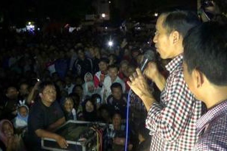 Calon Presiden Jokowi saat berorasi menyapa warga di Alun-Alun Brebes. 
