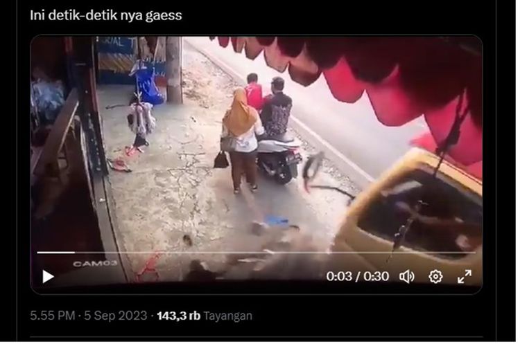 Video detik-detik truk tabrak satu keluarga yang parkir di pinggir jalan