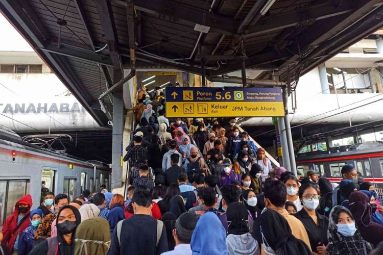 Salah satu eskalator di Stasiun Manggarai yang mati pada jam sibuk.