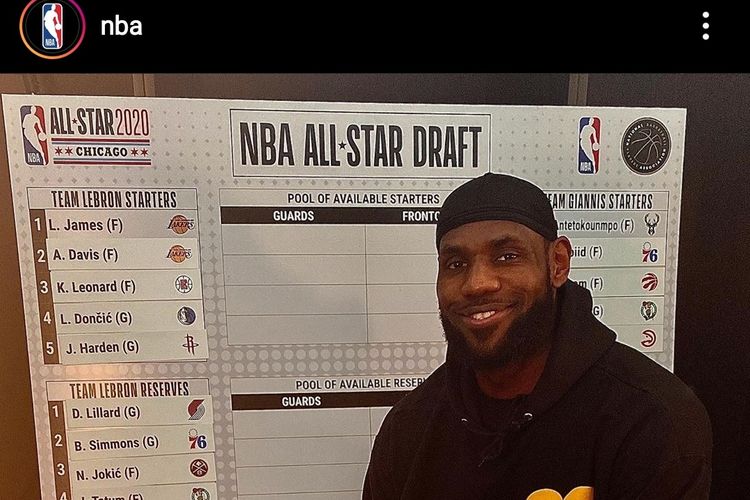 LeBron James saat memilih nama-nama pebasket pada draft NBA All Star 2020. 