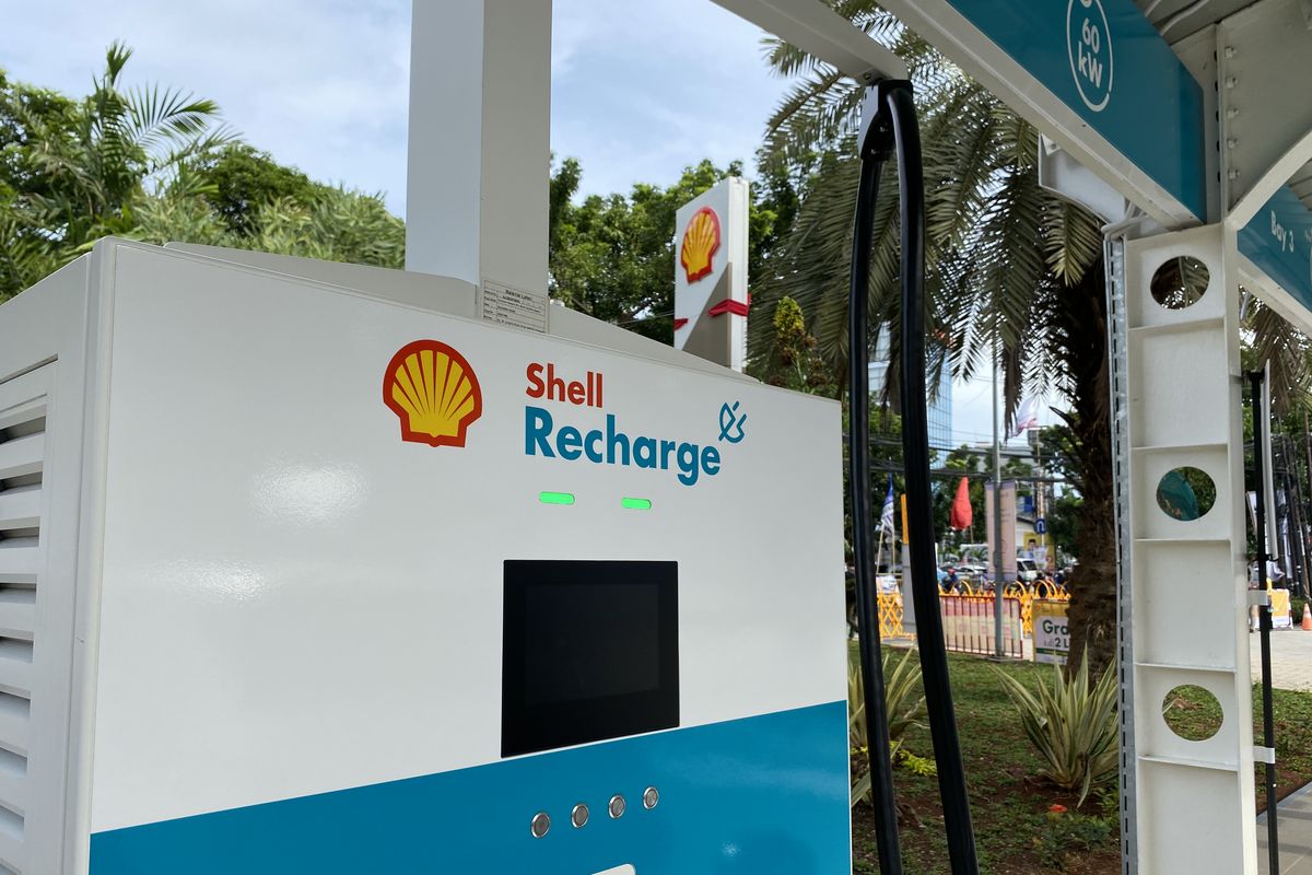 Stasiun pengisian kendaraan listrik umum (SPKLU) milik Shell, sudah mendukung fast charging DC CCS-2