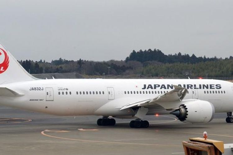 Pesawat terbang Boeing 787 Dreamliner milik maskapai penerbangan Japan Airlines.