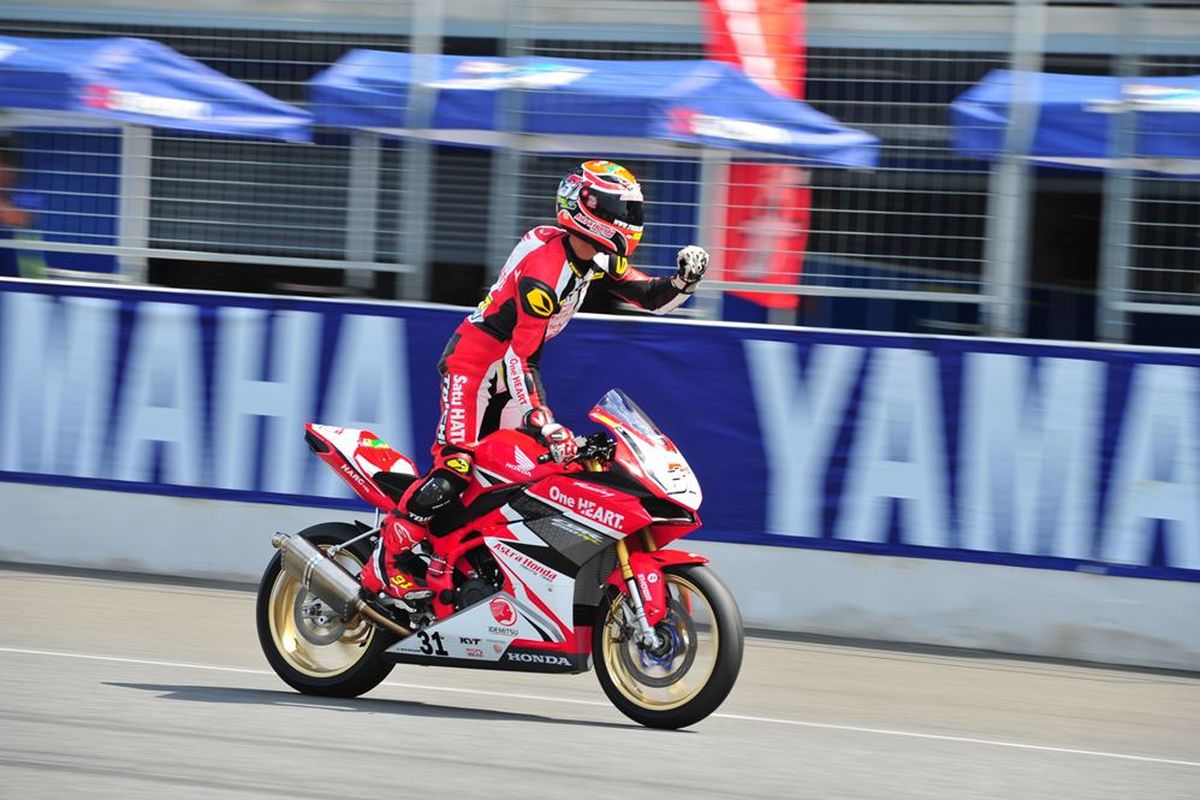 Pebalap Astra Honda Racing Team, Gerry Salim, merayakan kemenangan pada balapan pertama Asia Production 250cc seri ke-2 Asia Road Racing Championship 2017 di Sirkuit Chang, Buriram, Thailand, Sabtu (14/4/2017).