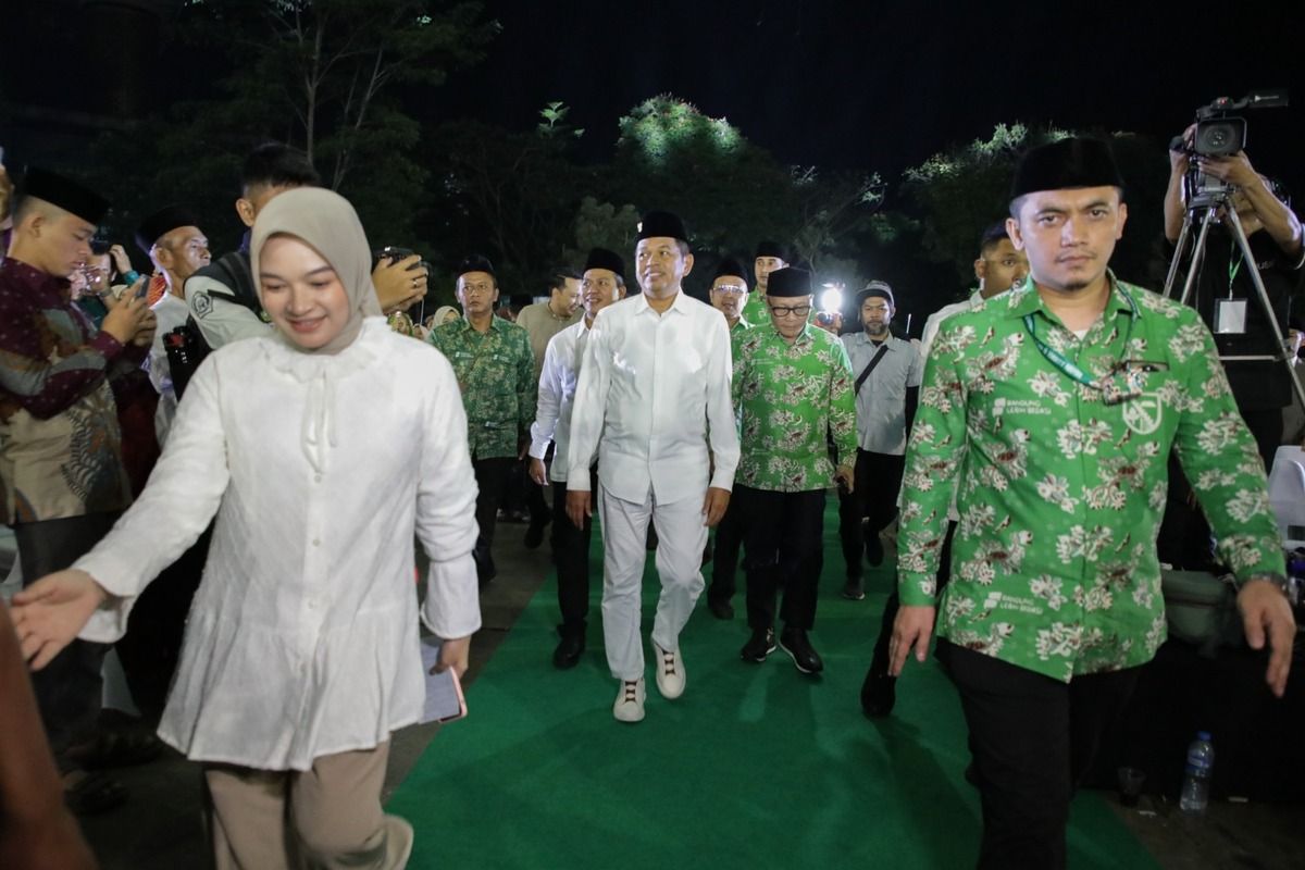 Gubernur Jawa Barat Dedi Mulyadi dan Bupati Bandung Dadang Supriatna saat memberikan sambutan pembukakan lomba MTQH di Soreang, Kabupaten Bandung, Jawa Barat, Senin (16/6/2025)