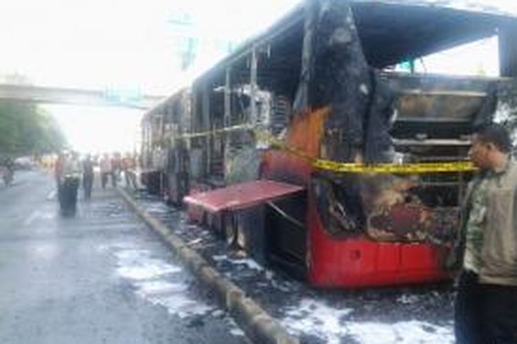 Bus transjakarta yang terbakar di Hakte Masjid Agung, Jakarta Selatan, Kamis (28/8/2014). 