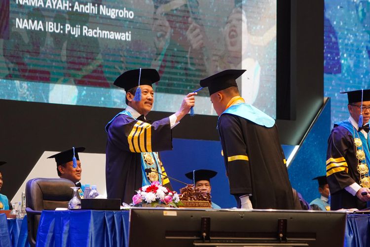 Menteri KP Sakti Wahyu Trenggono saat menghadiri acara wisuda 2.226 lulusan satuan pendidikan tinggi lingkup Kementerian KP tahun akademik (TA) 2023/2024 di Jakarta, Selasa (23/7/2024).