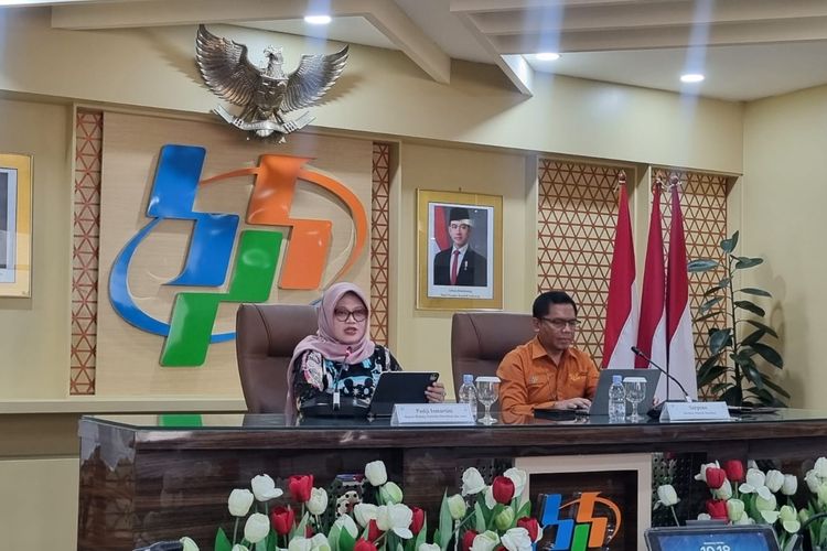 Deputi Bidang Statistik Distribusi dan Jasa BPS Pudji Ismartini dan Direktur Statistik Distribusi BPS Sarpono saat konferensi pers di kantornya, Rabu (28/5/2025).