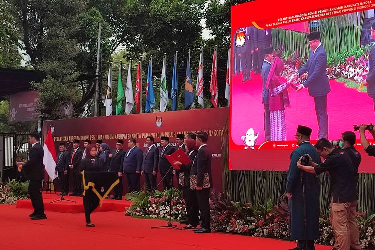 Di Bawah Guyuran Hujan, KPU Lantik Anggota KPU 26 Kabupaten/Kota di 3 Provinsi