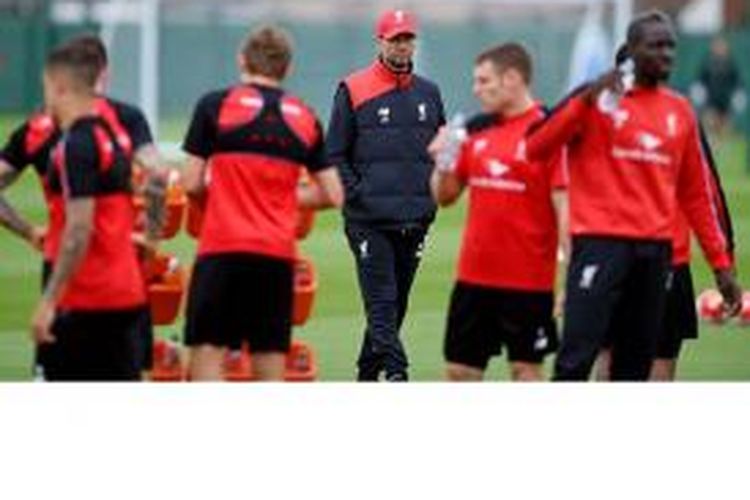 Manajer Liverpool, Juergen Klopp, memimpin sesi latihan pasukannya di Melwood.