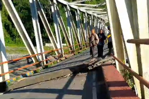 Jembatan Wariori Nyaris Ambruk, Sopir Mobil Trans Papua Barat Mengeluh