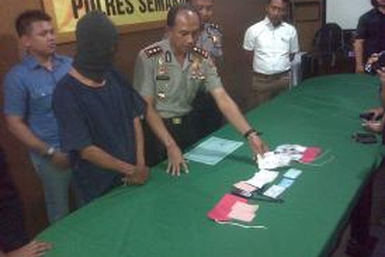 Wiwik Suwito (56) warga Kupang Lor RT 2 RW 3 Kelurahan Kupang, Kecamatan Ambarawa ditangkap polisi karena mengedarkan judi togel kuda lari