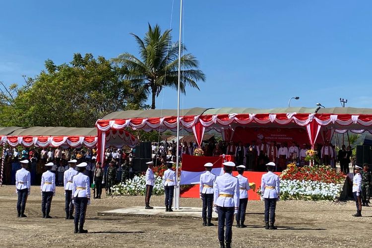 Paskibraka mengibarkan bendera merah-putih di momen upacara hari kemerdekaan ke-78 Republij Indonesia di Motaain, Belu, Nusa Tenggara Timur, Kamis (17/8/2023). 