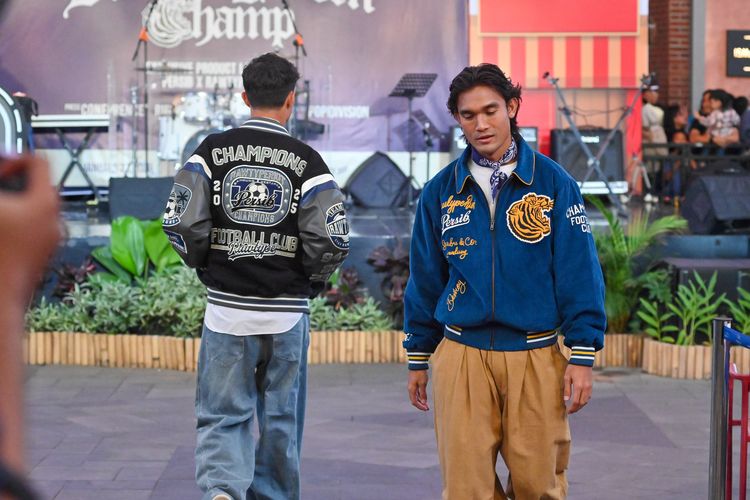 Pesepakbola Persib Bandung Zalnando berkesempatan turun di arena fashion show, kolaborasi Persib x Rawtype Riot, Senin (27/1/2025) di Summarecon Mall Bandung. 