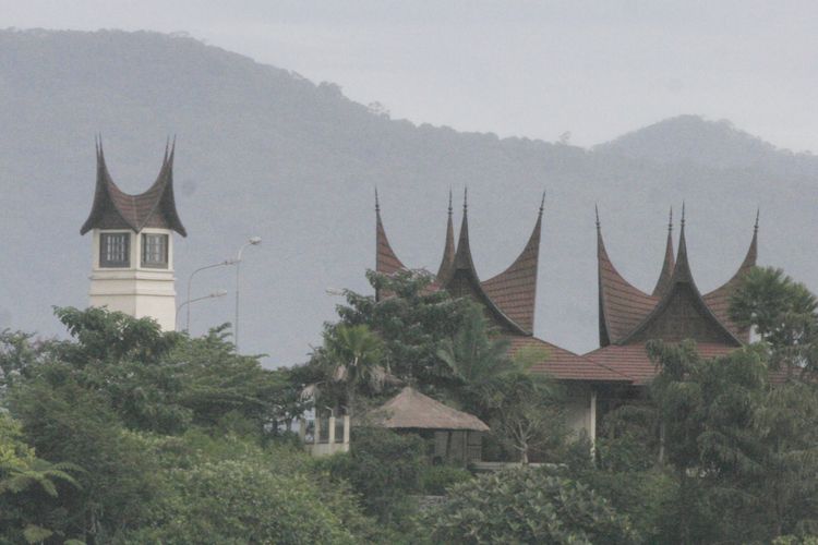 Atap bergonjong dipakai oleh salah satu hotel di Bukittinggi, Sumatera Barat. Sejumlah bangunan di Sumatera Barat, baik bangunan pemerintah maupun swasta, berlomba-lomba menggunakan atap bergonjong untuk membangun citra Minangkabau.