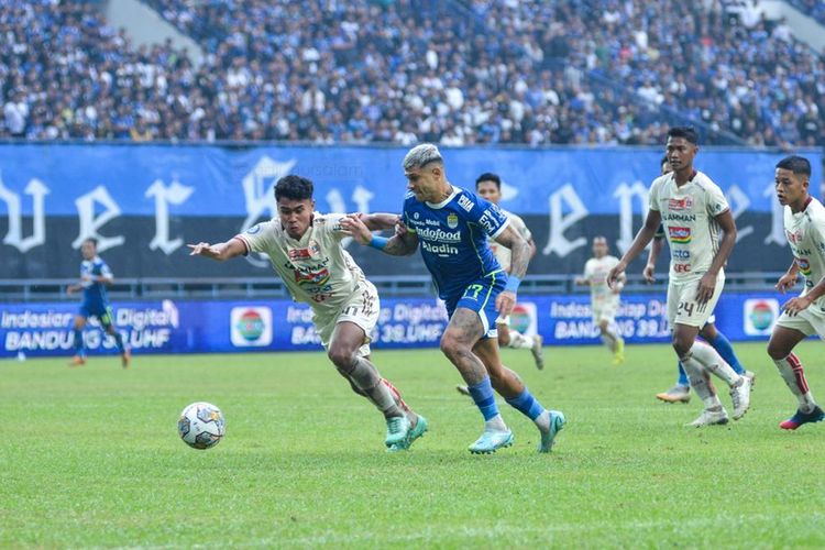 Aksi pemain Persib Bandung, Ciro Alves, saat melakoni pertandingan melawan Persija Jakarta dalam partai tunda pekan ke-11 Liga 1, kompetisi tertinggi Liga Indonesia 2022-2023. Laga Persib vs Persija digelar di Stadion Gelora Bandung Lautan Api (GBLA) pada Rabu (11/1/2023). Artikel ini berisi klasemen Liga 1 2022-23.