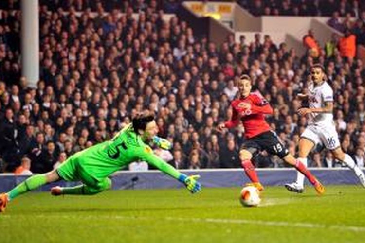 Penyerang Benfica, Rodrigo Moreno Machado, mencetak gol ke gawang Tottenham Hotspur, dalam pertandingan leg pertama 16 besar Liga Europa di White Hart Lane, Kamis (13/3/2014). 