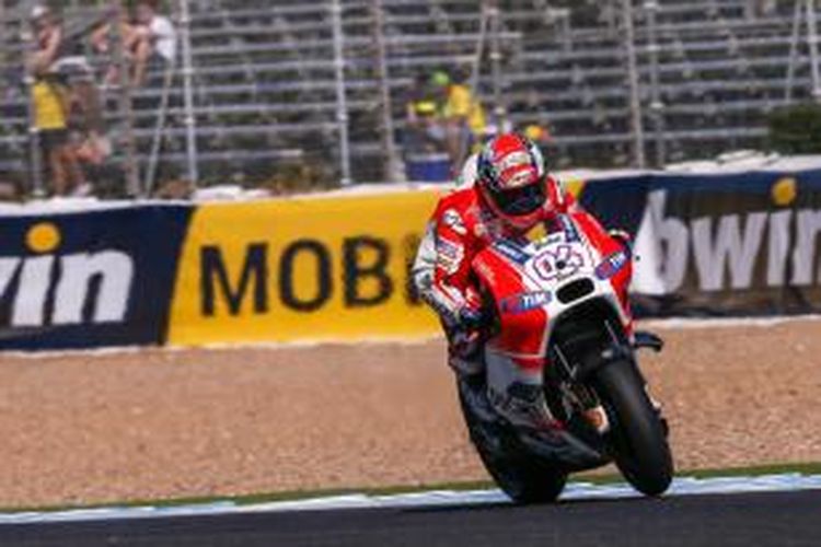 Pebalap Ducati asal Italia, Andrea Dovizioso, memacu motornya pada sesi kualifikasi GP Spanyol di Sirkuit Jerez, Sabtu (2/5/2015).