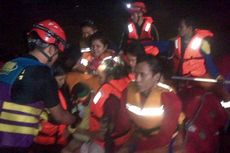 Petugas Evakuasi Bayi 1 Bulan dari Banjir di Kampung Pulo