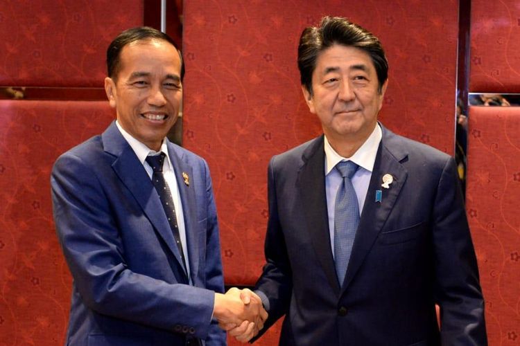 Presiden RI Joko Widodo (kiri) bersama Shinzo Abe (kanan) saat masih menjabat sebagai PM Jepang.