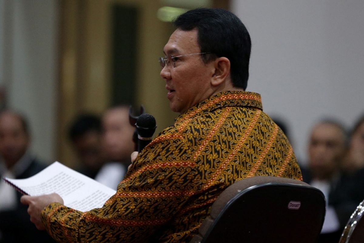 Terdakwa kasus dugaan penodaan agama Basuki Tjahaja Purnama atau Ahok, mengikuti sidang lanjutan yang digelar PN Jakarta Utara di Auditorium Kementerian Pertanian, Jakarta Selatan, Selasa (25/4/2017). Sidang beragendakan pembacaan pleidoi atau pembelaan oleh Ahok yang sebelumnya dituntut 1 tahun penjara dengan masa percobaan 2 tahun.