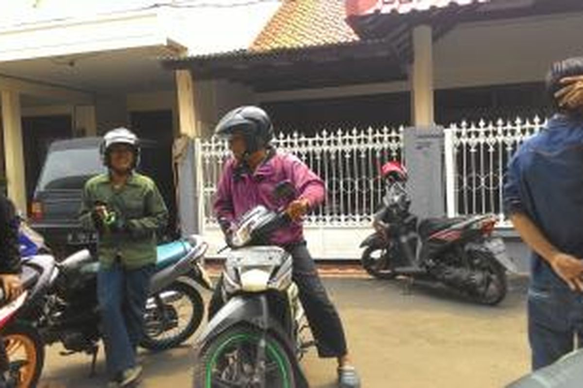 Peminat ojek berbasis aplikasi, Blu-Jek silih berganti mendatangi kantornya di kawasan Gandaria Selatan, Cilandak, Jakarta Selatan, pada Rabu (26/5/2015).