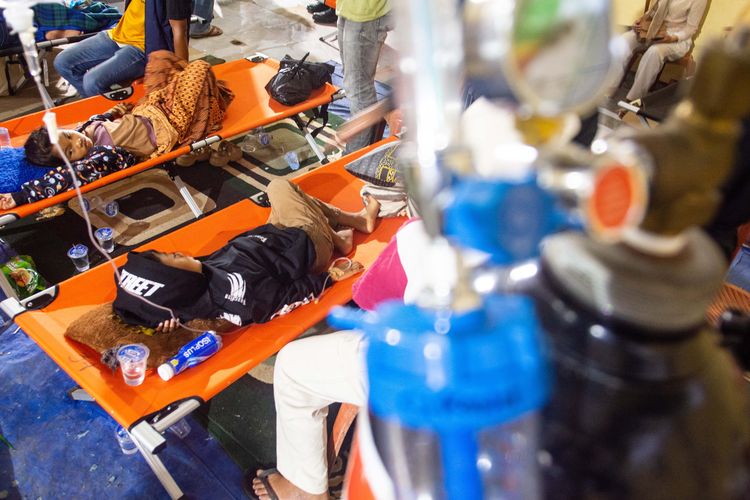 Pasien korban keracunan massal beristirahat saat mendapatkan perawatan di Posko Penanganan Kantor Kecamatan Cipongkor, Kabupaten Bandung Barat, Jawa Barat, Jumat (26/9/2025). Sebanyak 17 orang korban kembali mendapatkan perawatan setelah sempat dinyatakan pulih pascakeracunan massal usai mengonsumsi makan bergizi gratis (MBG) pada Senin (22/9) dan Rabu (24/9) lalu. 