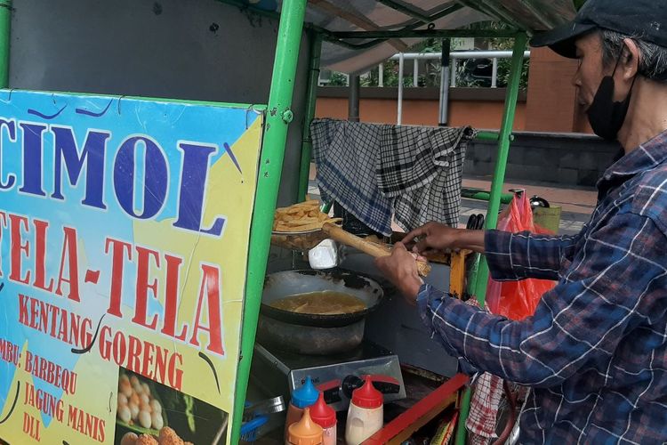 Pedagang cimol goreng, Alung di Jalan Imam Bardjo Semarang, Senin (31/1/2022)