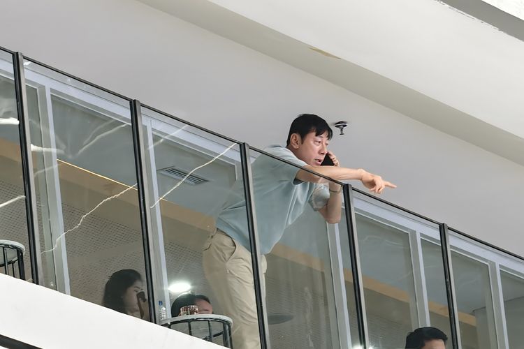 Shin Tae-yong menyaksikan langsunglaga Grup A Piala Asia Futsal 2026 Timnas Futsal Indonesia vs Korea Selatan di Indonesia Arena, Jakarta, 27 Januari 2026.
