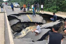 Jalan Poros Penghubung 2 Kabupaten di Kaltim Putus akibat Longsor