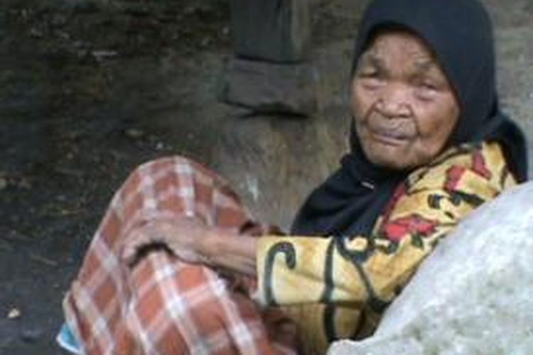 Rabiah, nenek berumur 115 tahun lebih menderek tubuhnya demi memenuhi kebutuhan dasarnya.