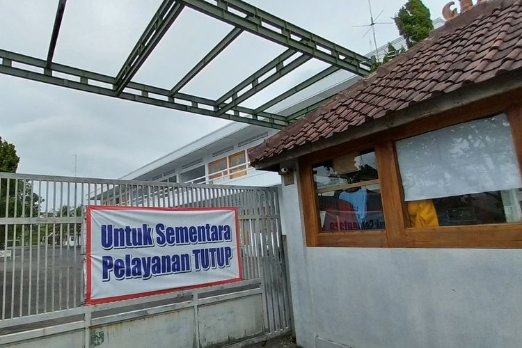 Foto-foto: Kondisi Kampus STMIK Tasikmalaya, Jawa Barat, terlihat sangat sepi usai ditutup karena disanksi berat akibat dugaan jual beli ijazah oleh Kemendikbud RI pada Selasa (6/6/2023).