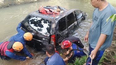 Mobil di Depok Hanyut Saat Banjir, Dievakuasi Damkar 2 Hari Kemudian