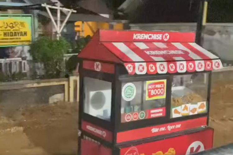 Luapan sungai Citarum setinggi 2 meter merendam rumah warga di Kecamatan Banjaran, Kabupaten Bandung, Jawa Barat, pasca diguyur hujan sejak Selasa sore